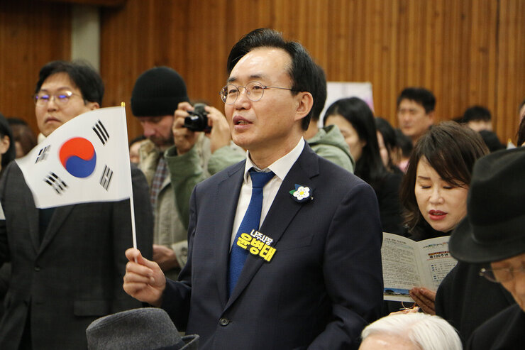 제105주년 3.1절 기념행사 나주시장이 한손에 태극기를 들고 독립운동가를 부르는 모습 근접촬영