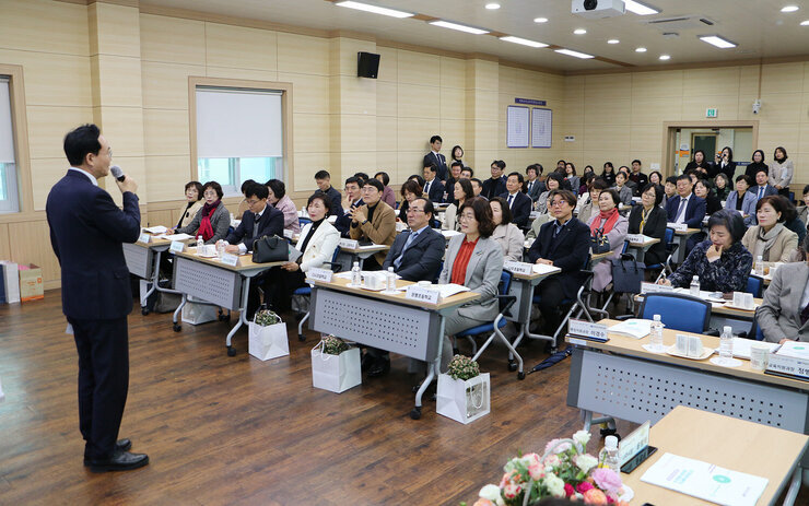 나주교육 3월 교, 원장 회의 인사말을 하고 있는 나주시장의 뒷편 측면에서 촬영한 사진 참석자들의 앉아 있는 앞모습도 보인다