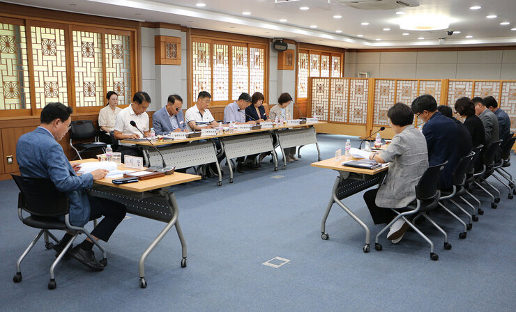 시민 직소상담실 민원 추진상황 보고회 나주시장 뒷편 좌측면에서 촬영한 보고회 모습 간부들의 앉아 있는 모습도 보인다