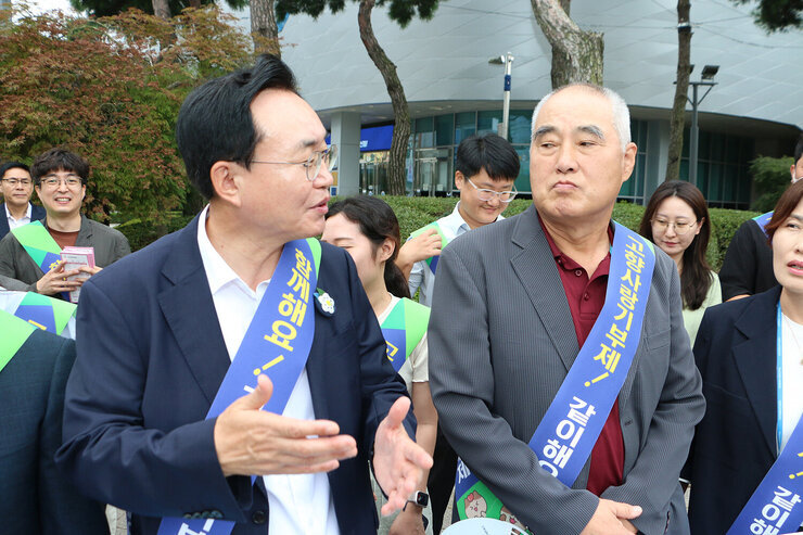 추석맞이 지역상품 판매 촉진 캠페인 및 청렴실천, 고향사랑 기부제 홍보 캠페인 나주시장과 사학연금 사장이 인도에 서서 대화를 나누고 있는 모습