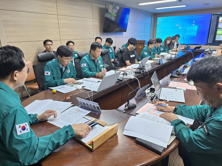 호우 대처 상황판단 점검 회의 회의를 주재하고 있는 나주시장의 뒷편에서 촬영한 회의 모습