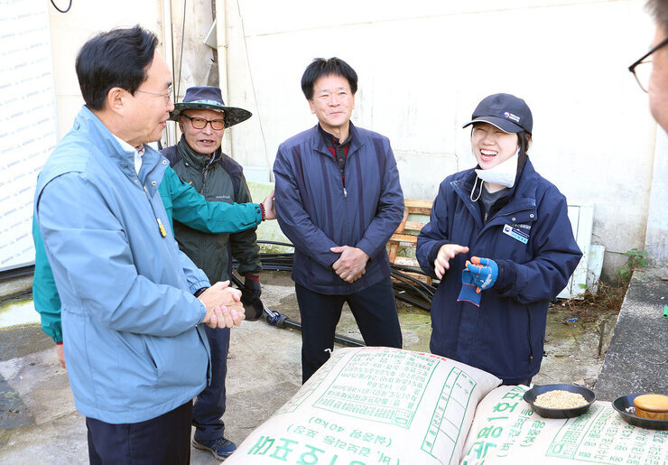 세지면, 왕곡면 수매현장 방문 나주시장이 왕곡면 수매현장에서 여성 품질관리원과 웃으며  미곡에 대한 대화를 나누는 모습