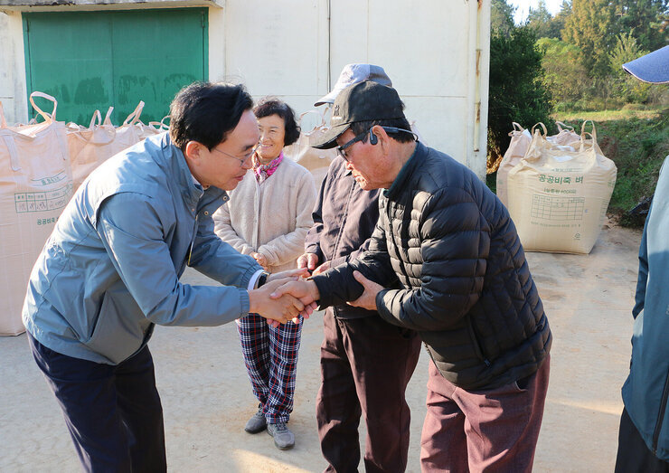세지면, 왕곡면 수매현장 방문 나주시장이 세지면 남성 농민과 두손을 맞잡으며 인사를 나누는 모습