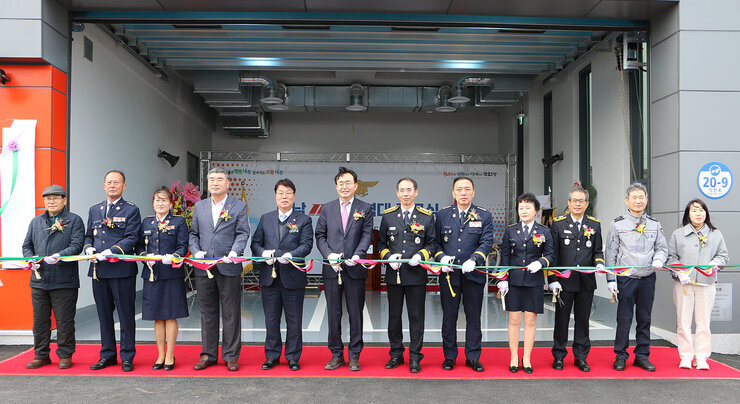 반남면 119지역대 준공식 나주시장과 나주시이회 의장 및 관계자들이 테이프 컷팅식을 진행하고 있는 모습