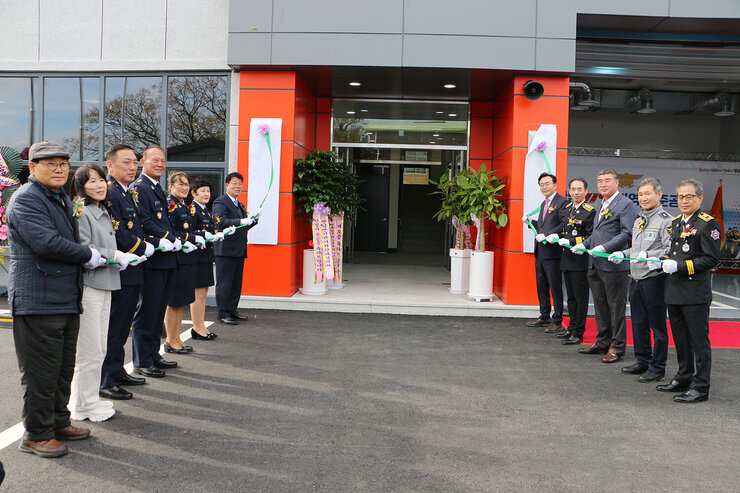 반남면 119지역대 준공식 나주시장과 관계자들이 현판식을 진행하고 있는 모습