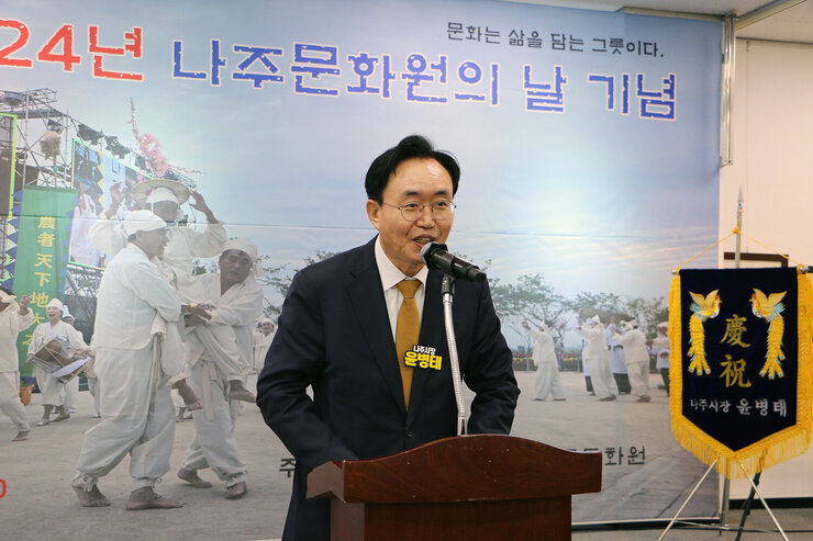 나준문화원의 날 기념식 나주시장이 단상에 서서  축사모습 근접촬영
