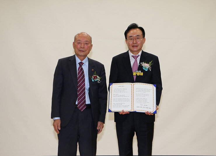 대한노인회 나주시지회 회장 이취임식 이임하는 노인회장에게 감사패를 받은 나주시장이  이임 노인회장과 함께 기념촬영을 하고 있는 모습