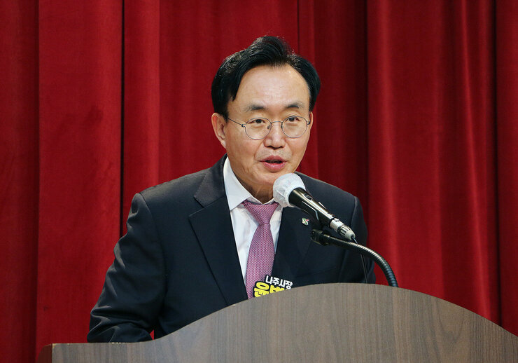 농촌지도자 나주시연합회 상징탑 제막식 나주시장의 축사 모습 근접촬영