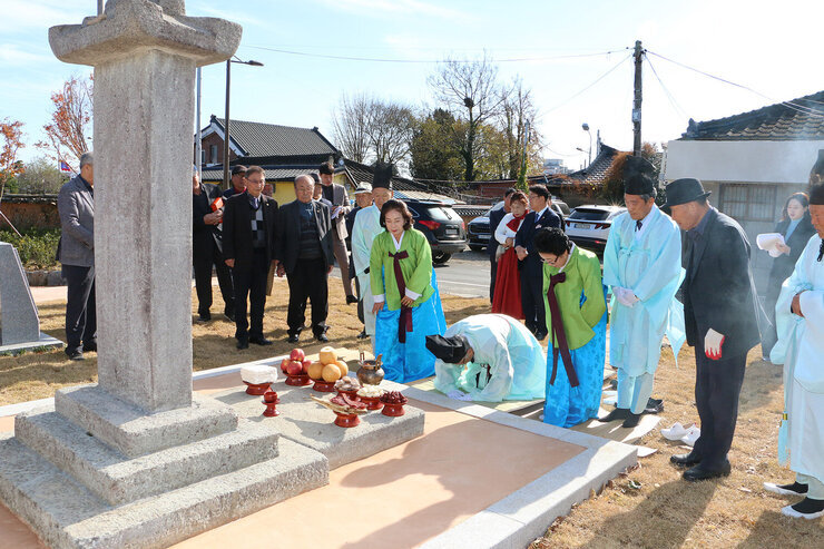 주향교 충복사유허비 건립 100주년 기념식제례식에서 절을 하고 있는 모습