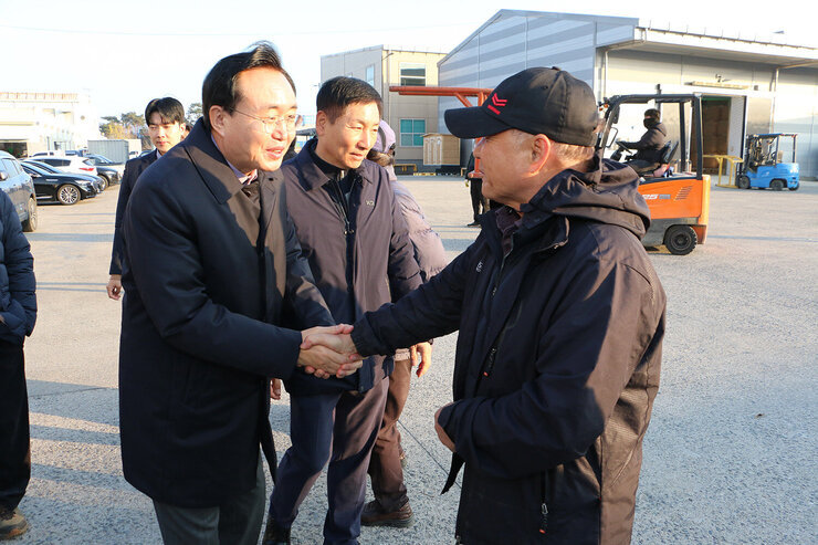 영산포 이창창고, 공산면 창고 수매현장 나주시장이 영산포 이창창고를 방문하여 농민과 악수를 나누는 모습