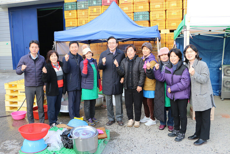 영산포 이창창고, 공산면 창고 수매현장 나주시장이 영산포 새마을 부녀회 회원들과 화이팅을 외치며 기념촬영을 하고 있는 모습