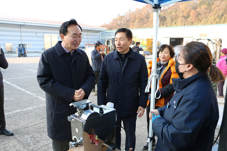 영산포 이창창고, 공산면 창고 수매현장 나주시장이 이창창고 여성 품질관리원과 미소를 지으며 대화를 나누는 모습