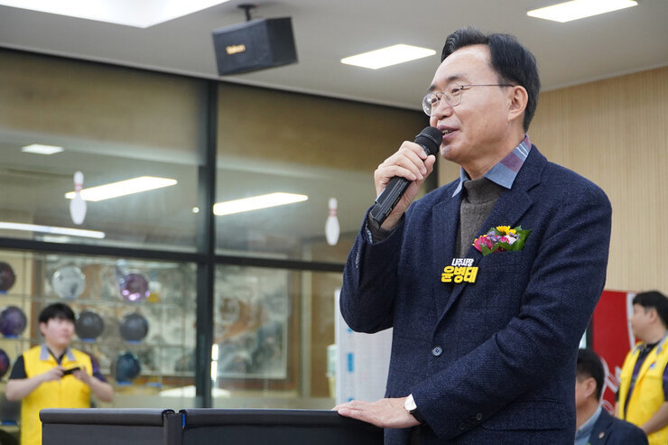 윤병태 나주시장이 마이크를 잡고 연설하는 모습