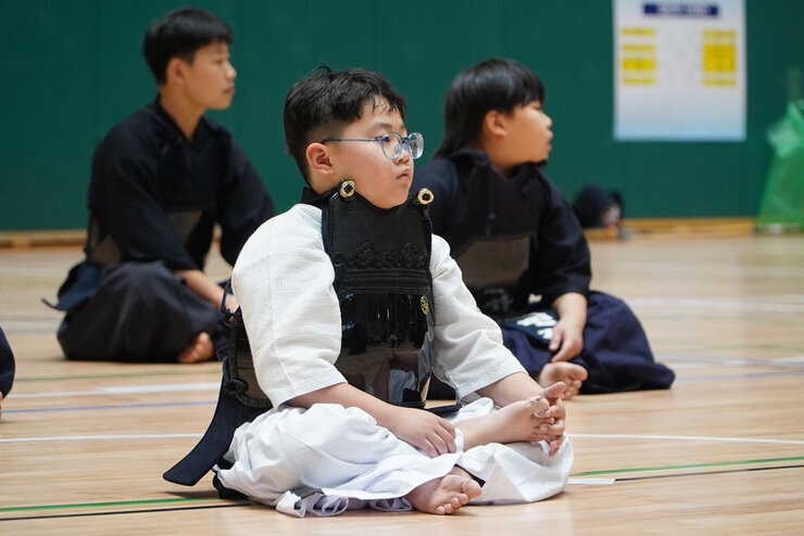 검도복을 입고 앉아있는 소년의 클로즈업 사진
