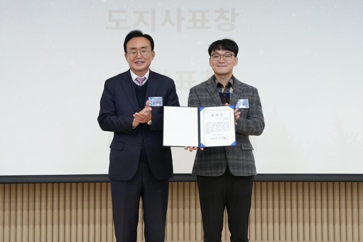  윤병태 나주시장과 강해민 수상자가 상장을 들고 나란히 서서 기념 촬영하는 모습. 배경 스크린에 '도지사 표창'이 보임