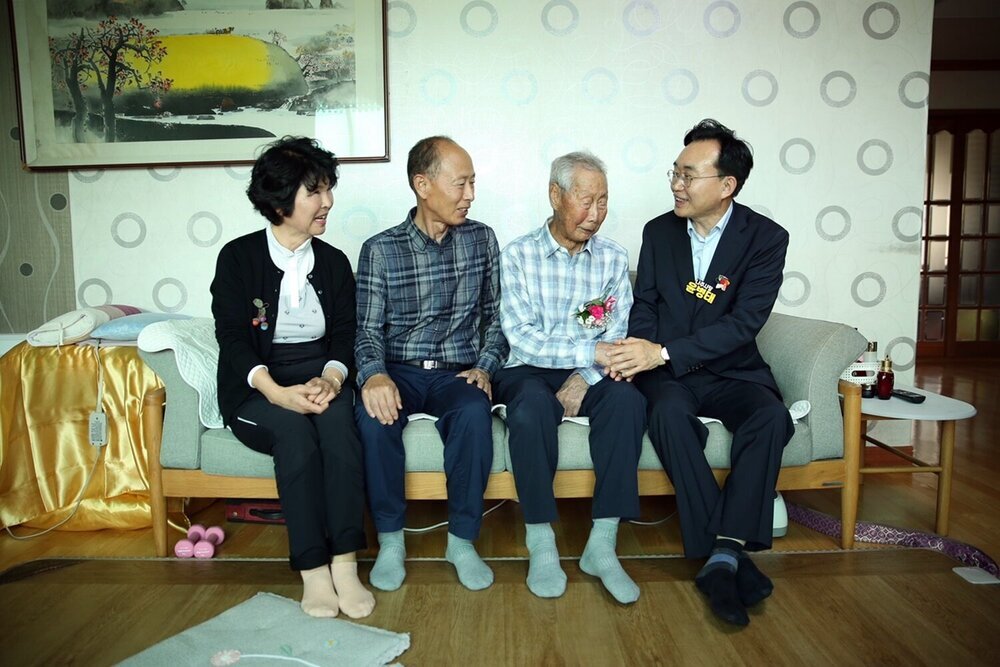 윤병태 나주시장, 어버이날 101세·106세 어르신 위문