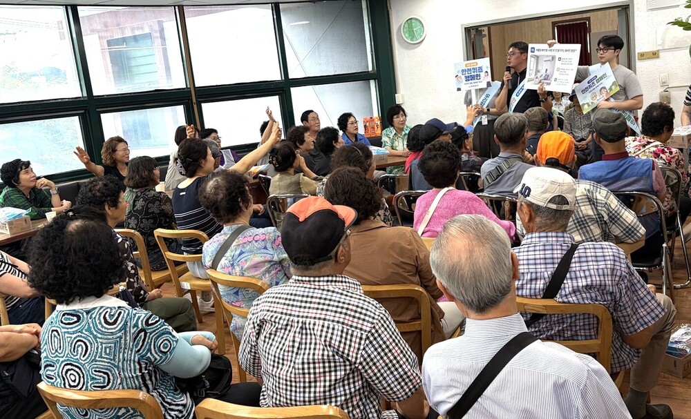한전KDN, 나주 영산동서 안전 캠페인 및 경로당 혈압계 지원