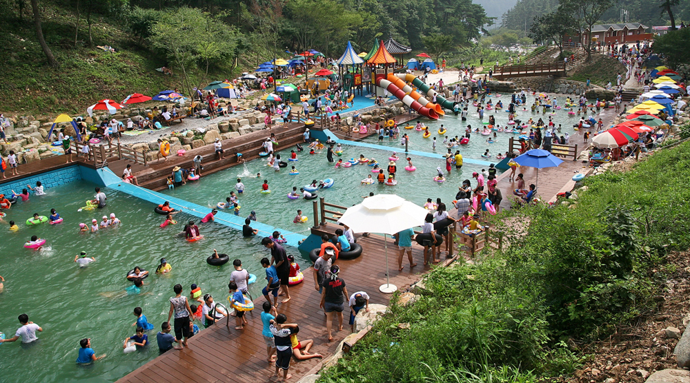 금성산 생태물놀이장 인산인해 2.jpg