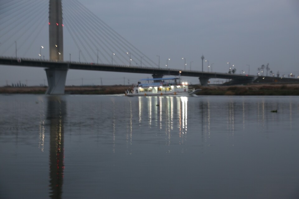 초저녁이 되어 다리와 유람선을 멀리선본 풍경