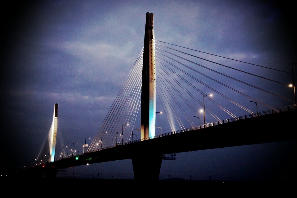 밤이되어 대교 다리에 불이 색색이 들어와 있다