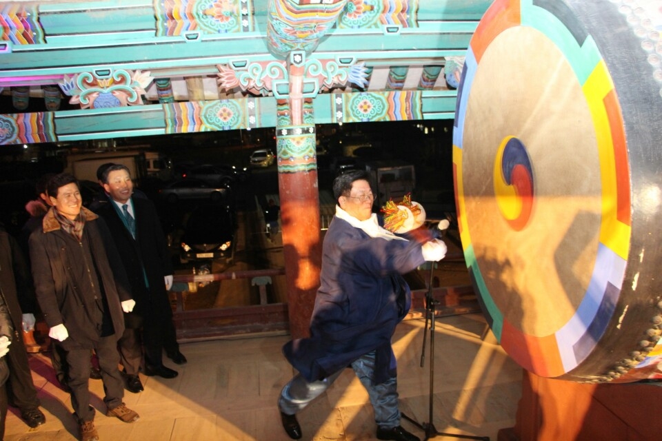 정수루에서 시장님이 북을 두드리는 모습