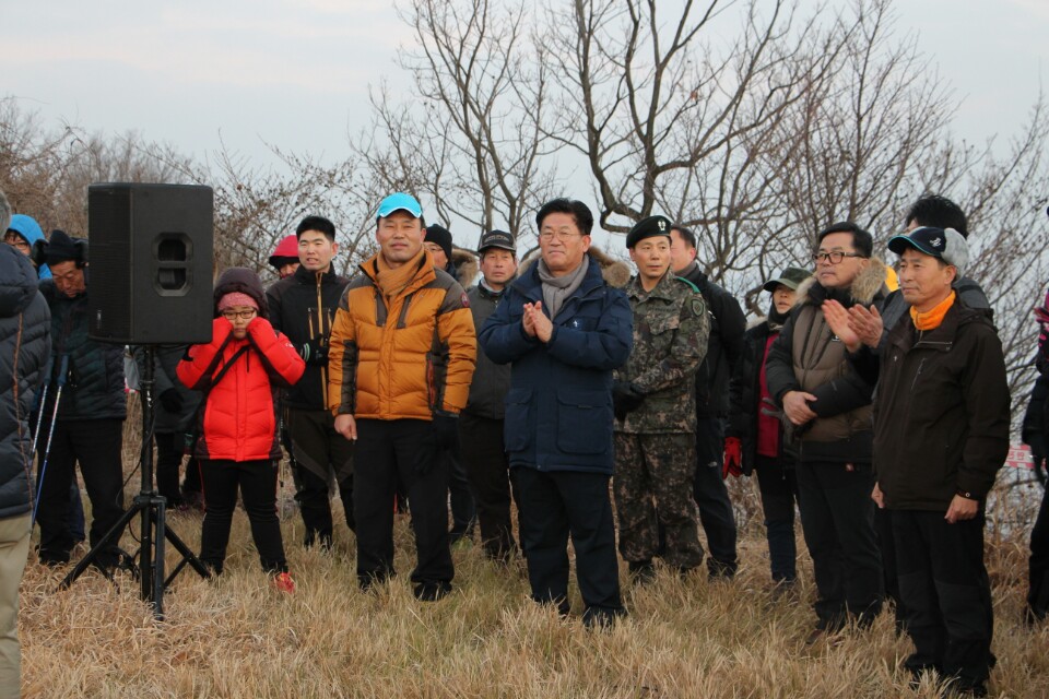 금성산에서 박수치는 시장님과 시민들의 모습