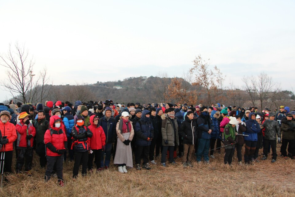 해맞이를 기다리는 시민들의 모습