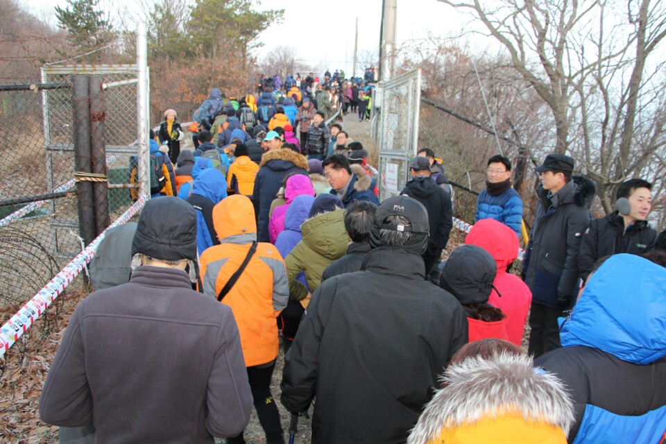 해맞이를 마치고 문을통해 빠져나가는 시민들의 모습
