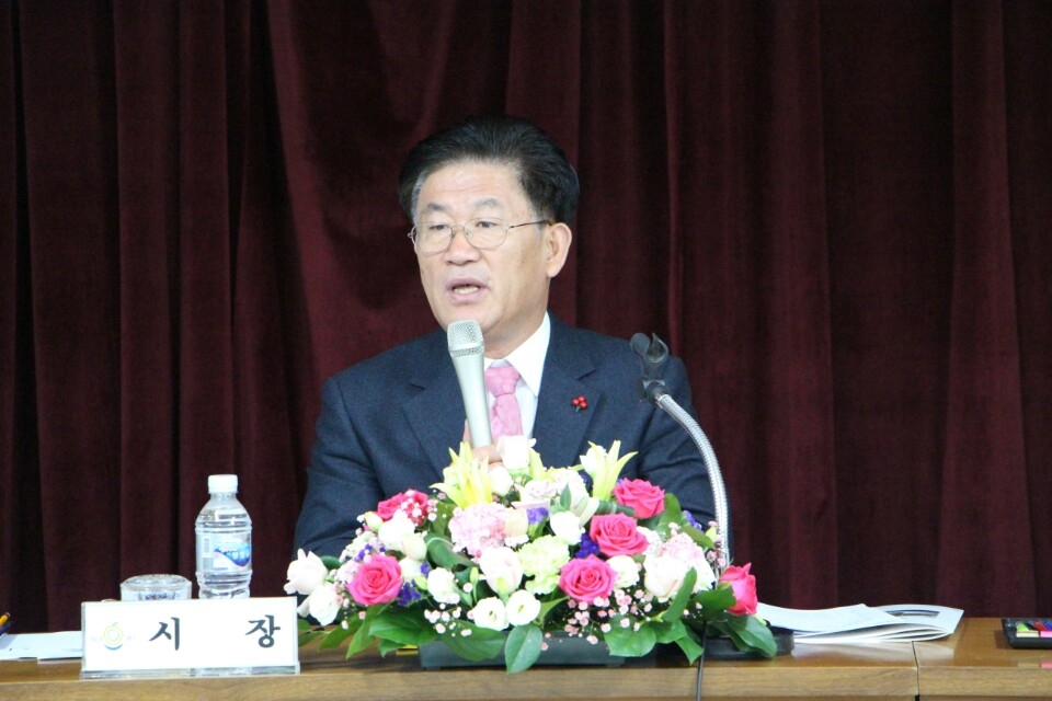 시장님이 앉아서 주민들과 대화를 하는 모습