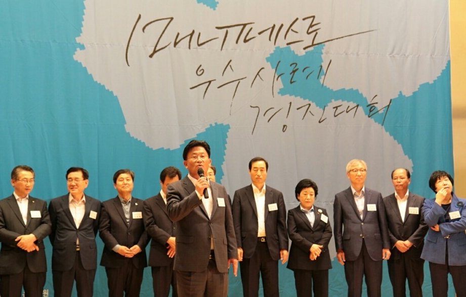 매니페스토 우수 수례 경진대회 현수막 밑에서 연설하는 나주시장님