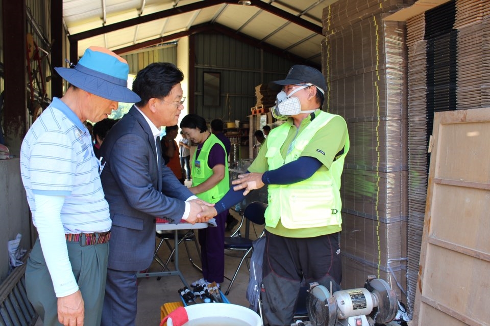 나주시장님과 악수를 하는 봉사단의 시민 한분