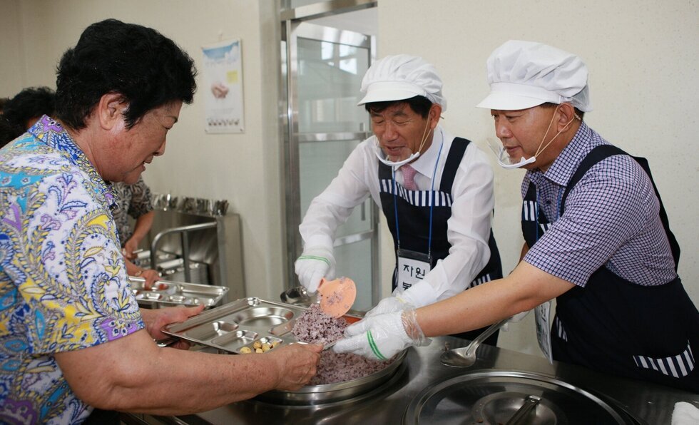 노인들에 급식봉사 2.JPG