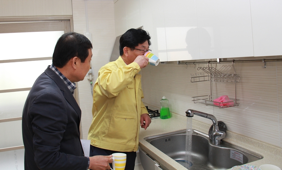 혁신도시 수돗물-강인규 시장 시음 1.jpeg