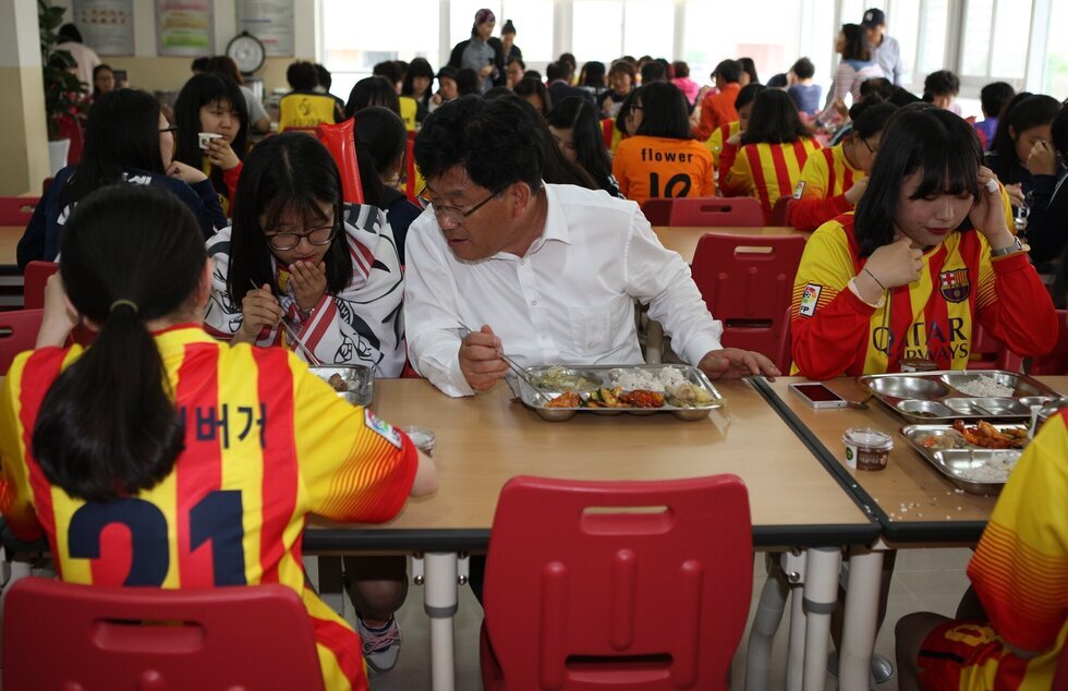 동지역 급식-학생과 대화 3.JPG