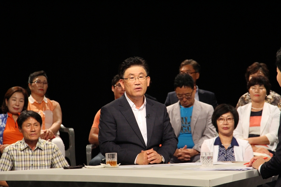 도시재생 강력 추진 원도심 활성화 관련내용을 듣는 시장님