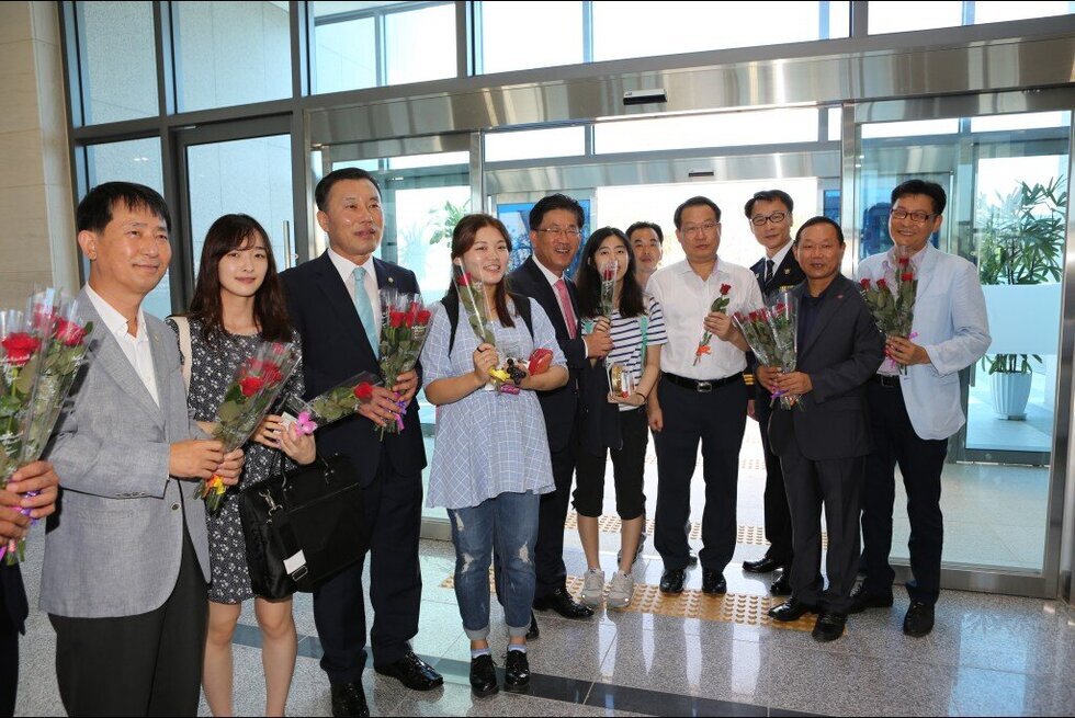 한국농촌경제연구원 입주 환영행사 꽃을 들고 웃고있는 직원들
