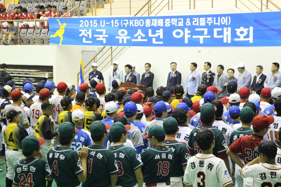 뒤에서 바라본 유소년 야구대회 시장님 연설