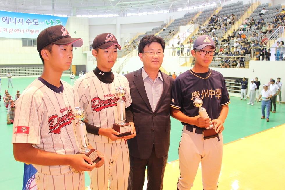 유소년 야구단과 함께 기념사진을 찍는 시장님