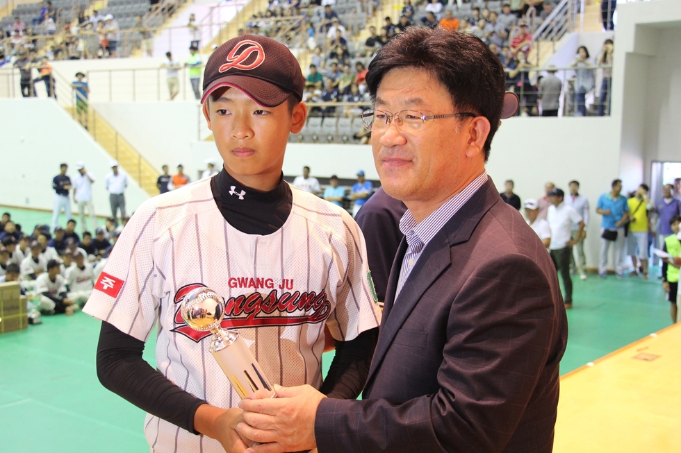 유소년야구 청소년과 트로피를 들고 기념사진을 찍는 시장님