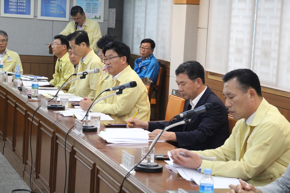 회의실에서 토론을 경청하는 관계자분들