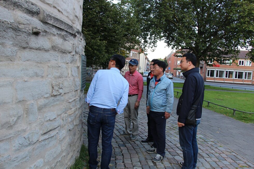 독일 공원에서 프로젝트 관련 표지판을 보고있는 관계자들