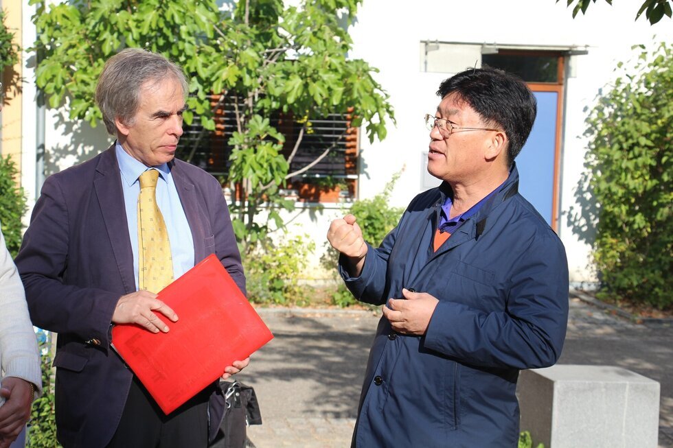 독일 관계자와 이야기를 나누고 있는 시장님