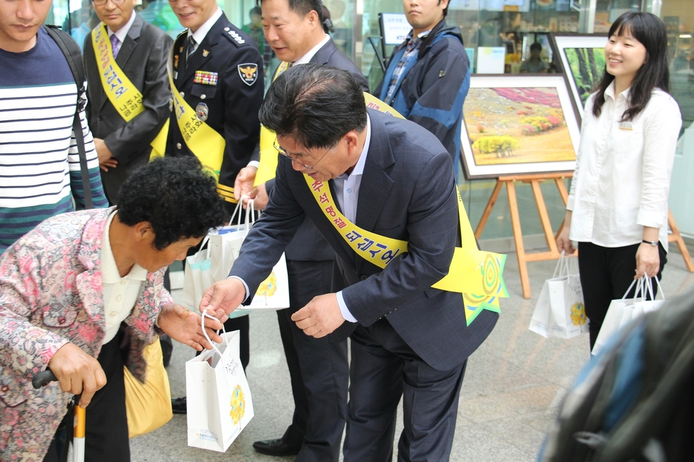 고향에 방문한 할머니에게 선물을 전달하는 시장님