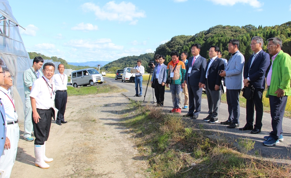 나주시 농업교류단이 일본 농업인들과 마주보고 서있는 모습