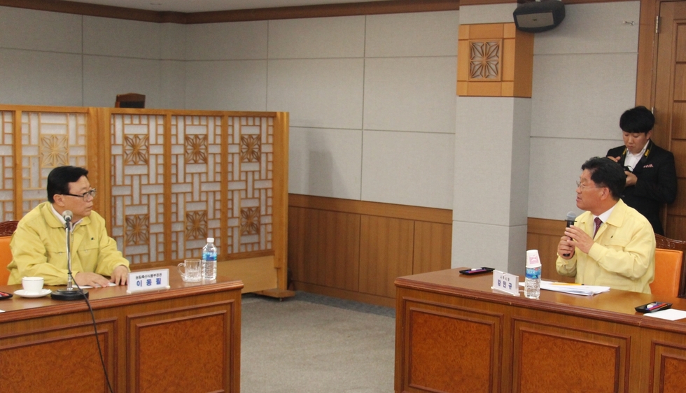 이동필 장관 나주 방문 시장과 회의실에서 토론
