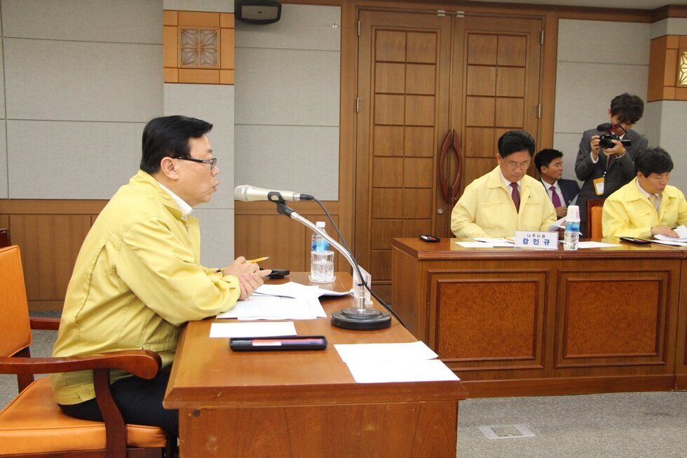 이동필 장관 회의실 안에서 토론하는 모습