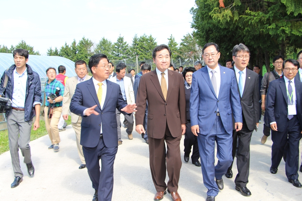 국제농업박람회 개막식에서 걸어가면서 설명하는 시장