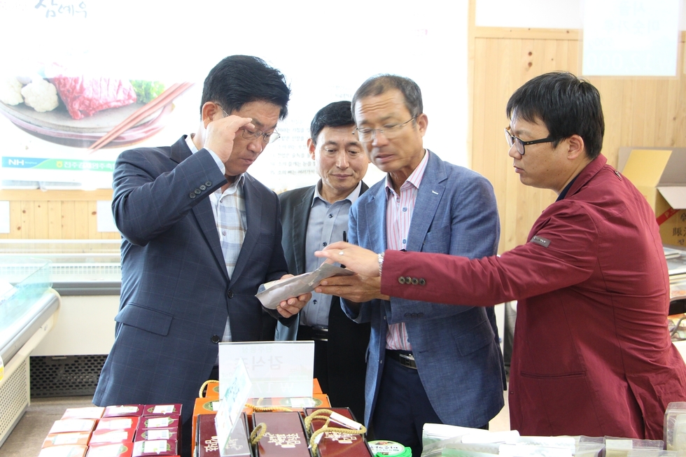 완주 로컬푸드 벤치마킹 견학하는 시장님 모습