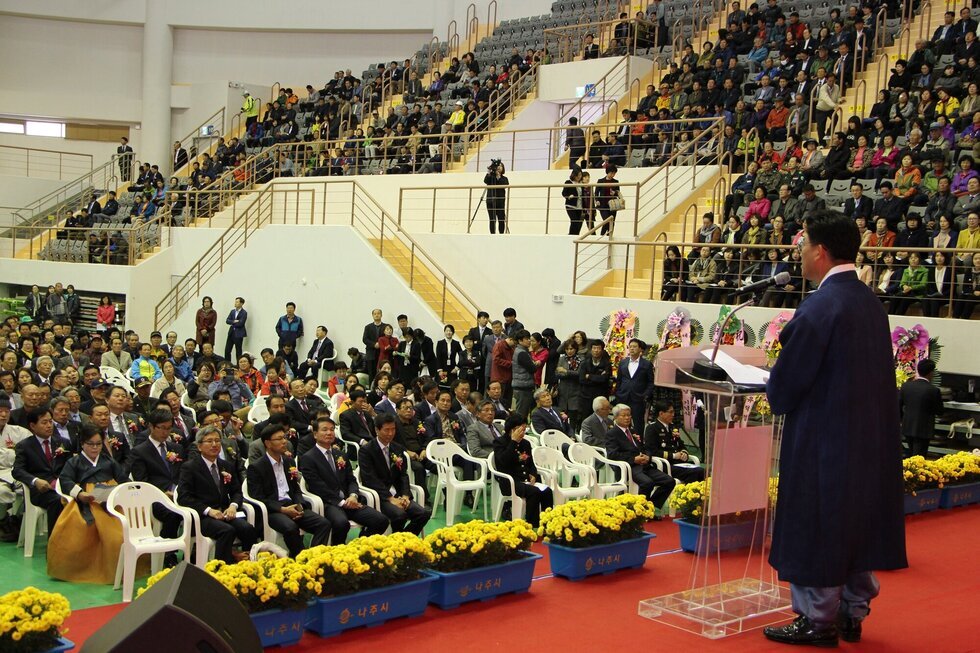 시장님 연설하시는 뒷모습과 청중들
