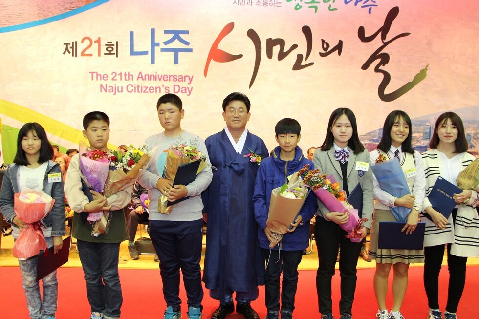 시장님과 아이들의 기념사진 촬영